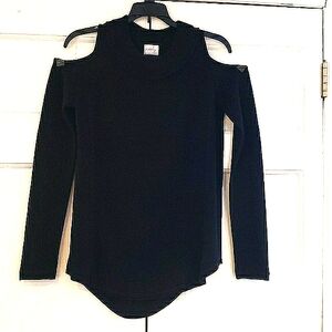 Cold shoulder sweater by Neely